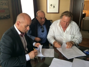 Depardieu al&aacute;&iacute;rta a szegedi szerződ&eacute;st